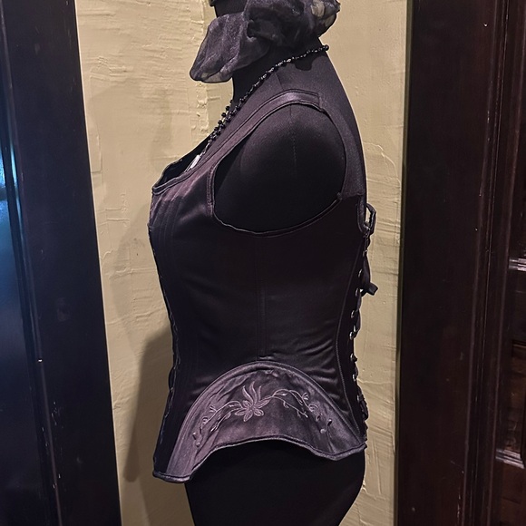 Shades of Silence gothic embroidered peplum corset - Picture 3 of 5